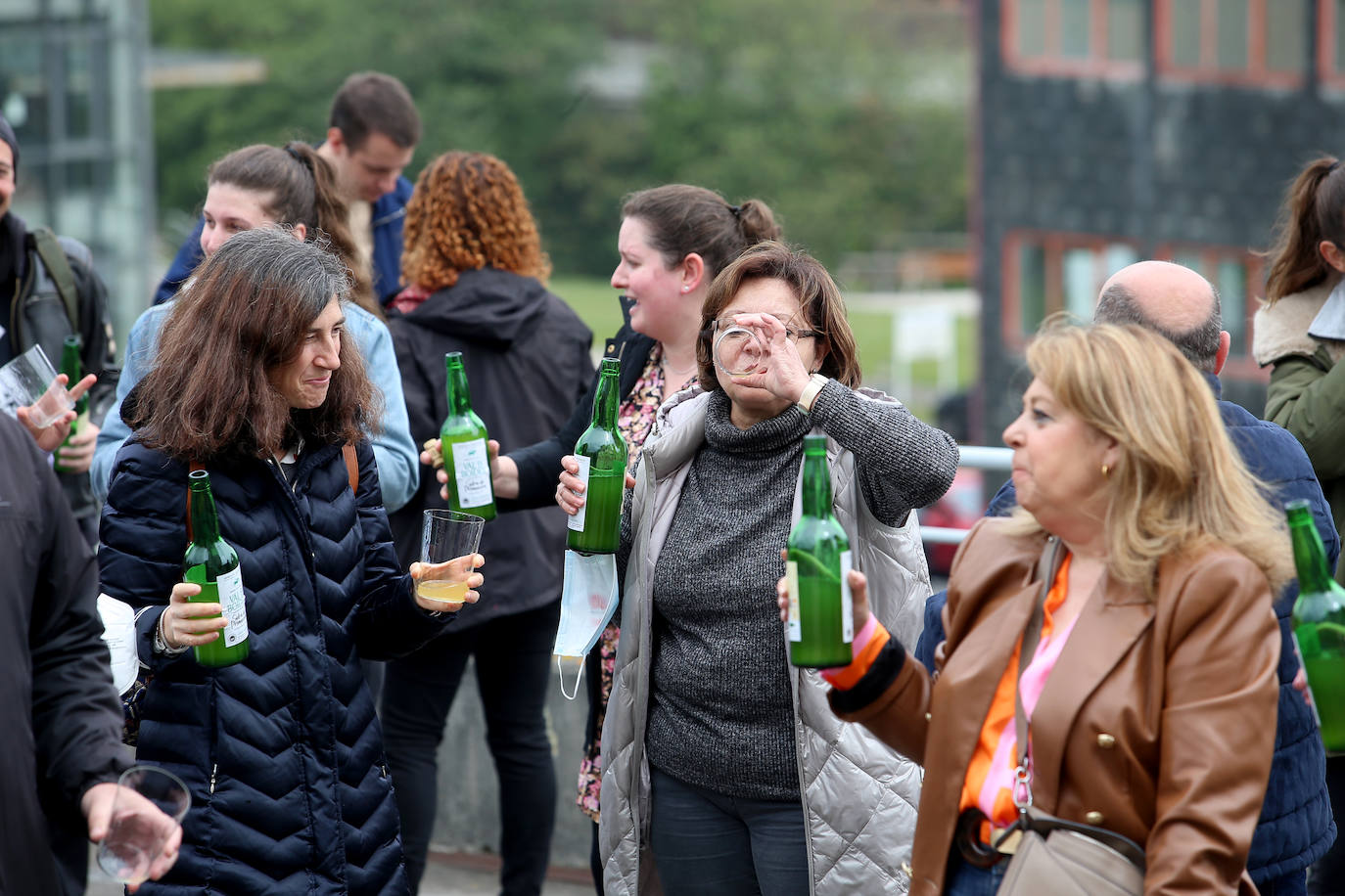 La Universidad de Oviedo ha mostrado su apoyo a la candidatura de la cultura sidrera asturiana como como Patrimonio Inmaterial de la Humanidad de la Unesco. Alumnos, docentes y equipo de Gobierno, incluido el rector, han participado en un escanciado masivo celebrado en los distintos campus universitarios. 