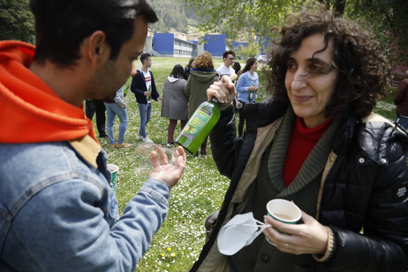 La Universidad de Oviedo ha mostrado su apoyo a la candidatura de la cultura sidrera asturiana como como Patrimonio Inmaterial de la Humanidad de la Unesco. Alumnos, docentes y equipo de Gobierno, incluido el rector, han participado en un escanciado masivo celebrado en los distintos campus universitarios. 