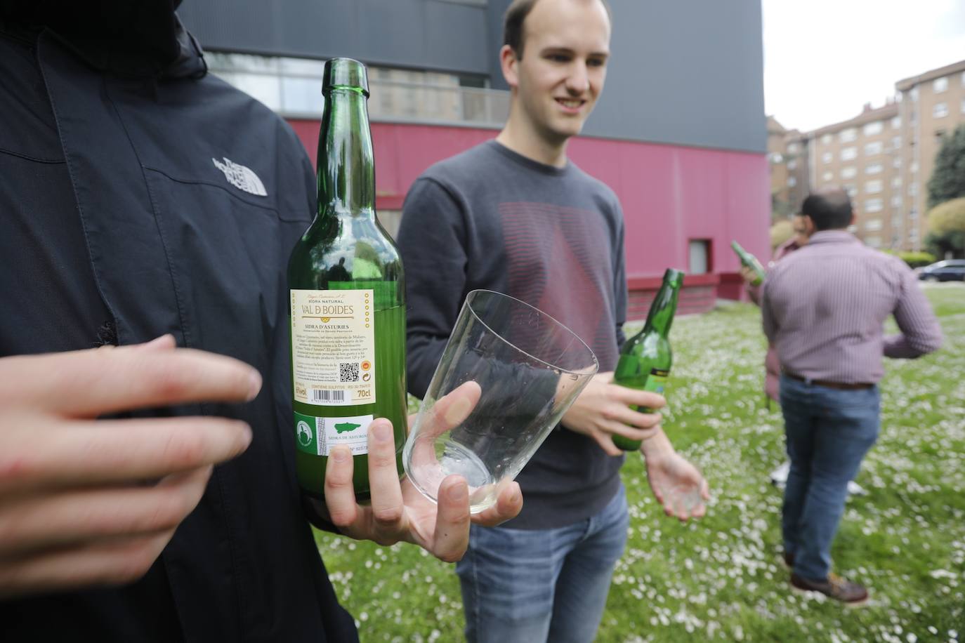 La Universidad de Oviedo ha mostrado su apoyo a la candidatura de la cultura sidrera asturiana como como Patrimonio Inmaterial de la Humanidad de la Unesco. Alumnos, docentes y equipo de Gobierno, incluido el rector, han participado en un escanciado masivo celebrado en los distintos campus universitarios. 