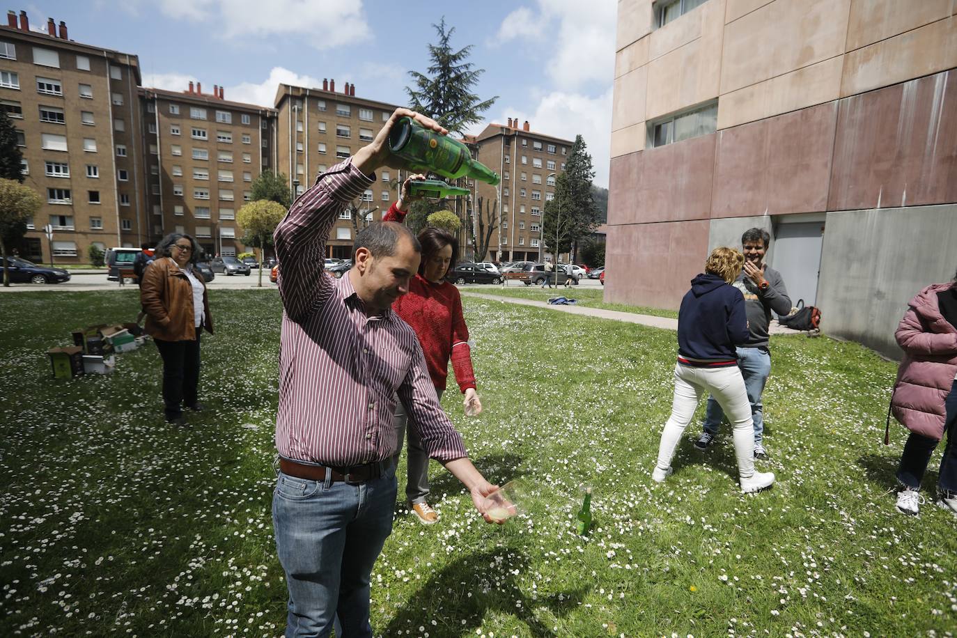 La Universidad de Oviedo ha mostrado su apoyo a la candidatura de la cultura sidrera asturiana como como Patrimonio Inmaterial de la Humanidad de la Unesco. Alumnos, docentes y equipo de Gobierno, incluido el rector, han participado en un escanciado masivo celebrado en los distintos campus universitarios. 