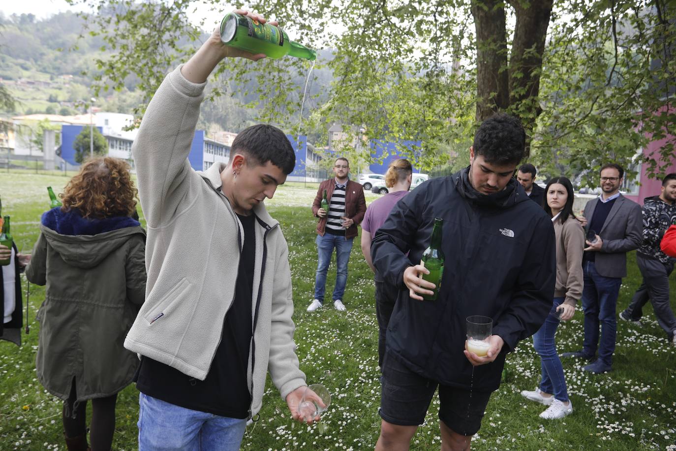 La Universidad de Oviedo ha mostrado su apoyo a la candidatura de la cultura sidrera asturiana como como Patrimonio Inmaterial de la Humanidad de la Unesco. Alumnos, docentes y equipo de Gobierno, incluido el rector, han participado en un escanciado masivo celebrado en los distintos campus universitarios. 