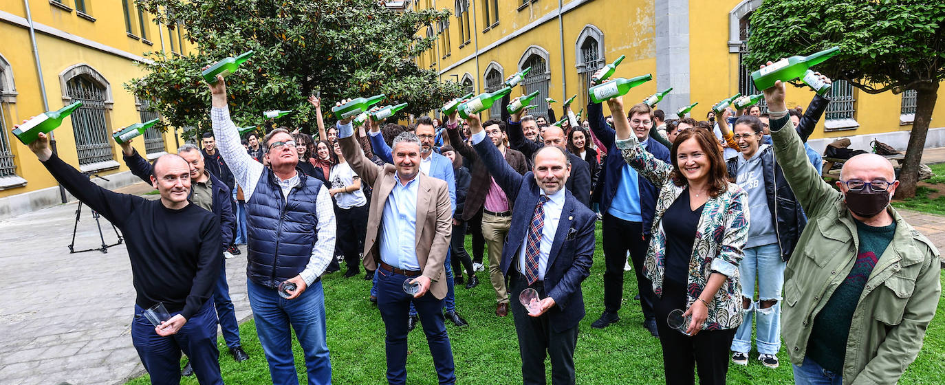 La Universidad de Oviedo ha mostrado su apoyo a la candidatura de la cultura sidrera asturiana como como Patrimonio Inmaterial de la Humanidad de la Unesco. Alumnos, docentes y equipo de Gobierno, incluido el rector, han participado en un escanciado masivo celebrado en los distintos campus universitarios. 