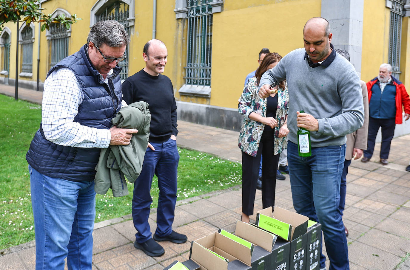La Universidad de Oviedo ha mostrado su apoyo a la candidatura de la cultura sidrera asturiana como como Patrimonio Inmaterial de la Humanidad de la Unesco. Alumnos, docentes y equipo de Gobierno, incluido el rector, han participado en un escanciado masivo celebrado en los distintos campus universitarios. 