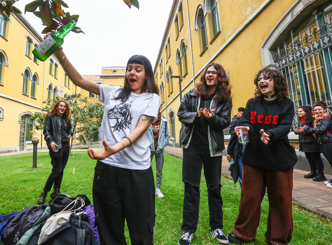 La Universidad de Oviedo ha mostrado su apoyo a la candidatura de la cultura sidrera asturiana como como Patrimonio Inmaterial de la Humanidad de la Unesco. Alumnos, docentes y equipo de Gobierno, incluido el rector, han participado en un escanciado masivo celebrado en los distintos campus universitarios. 