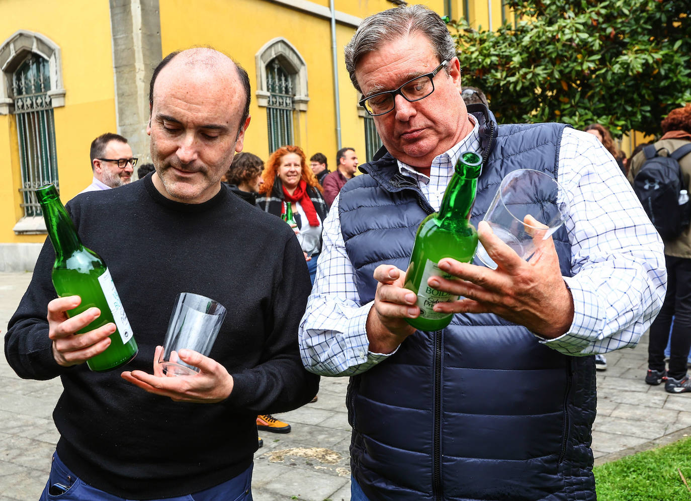 La Universidad de Oviedo ha mostrado su apoyo a la candidatura de la cultura sidrera asturiana como como Patrimonio Inmaterial de la Humanidad de la Unesco. Alumnos, docentes y equipo de Gobierno, incluido el rector, han participado en un escanciado masivo celebrado en los distintos campus universitarios. 