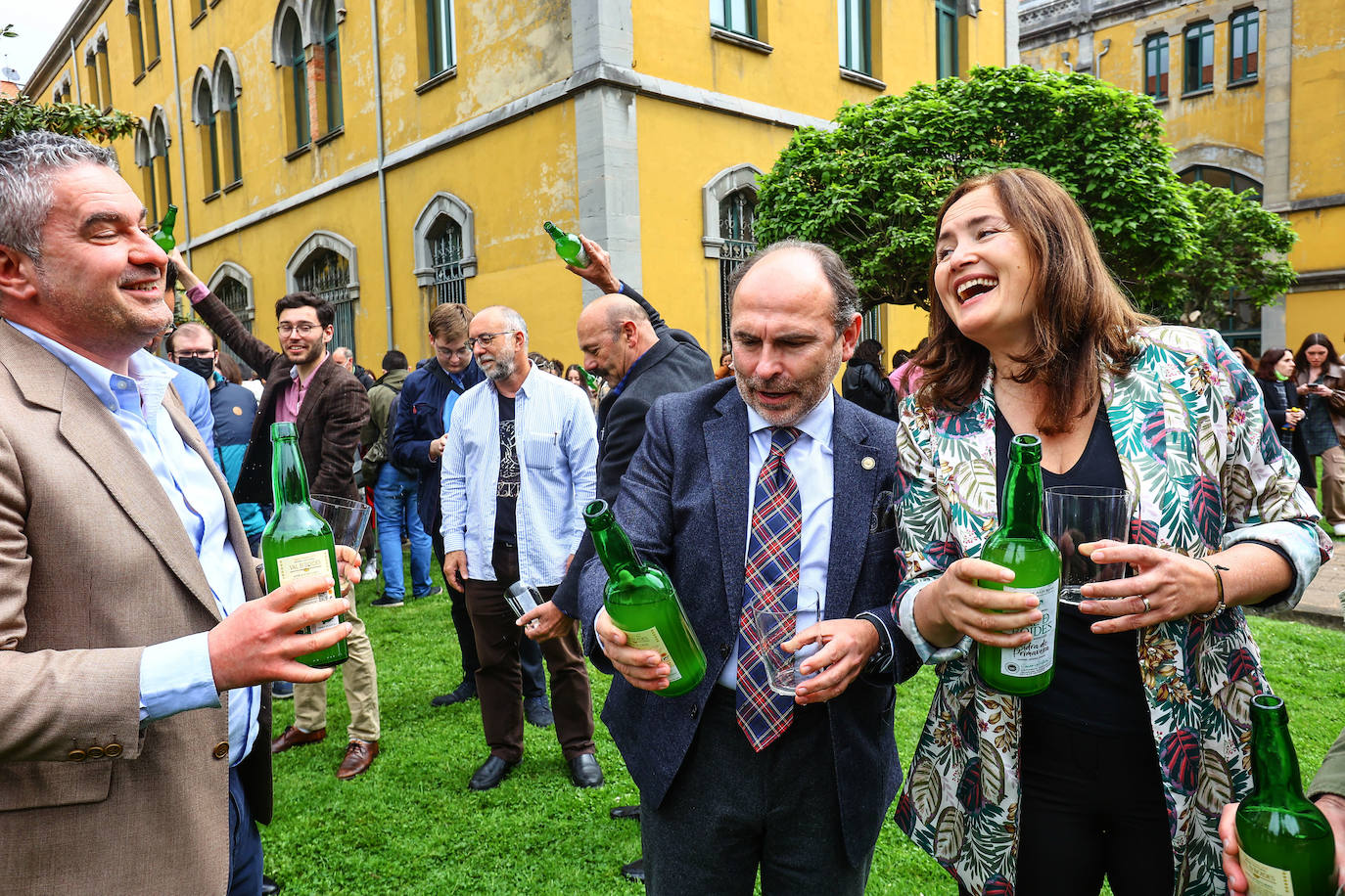 La Universidad de Oviedo ha mostrado su apoyo a la candidatura de la cultura sidrera asturiana como como Patrimonio Inmaterial de la Humanidad de la Unesco. Alumnos, docentes y equipo de Gobierno, incluido el rector, han participado en un escanciado masivo celebrado en los distintos campus universitarios. 