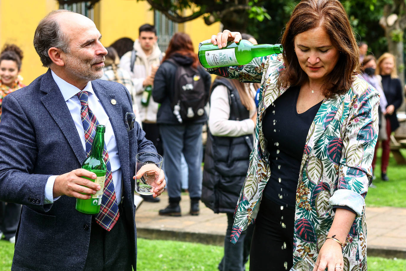 La Universidad de Oviedo ha mostrado su apoyo a la candidatura de la cultura sidrera asturiana como como Patrimonio Inmaterial de la Humanidad de la Unesco. Alumnos, docentes y equipo de Gobierno, incluido el rector, han participado en un escanciado masivo celebrado en los distintos campus universitarios. 