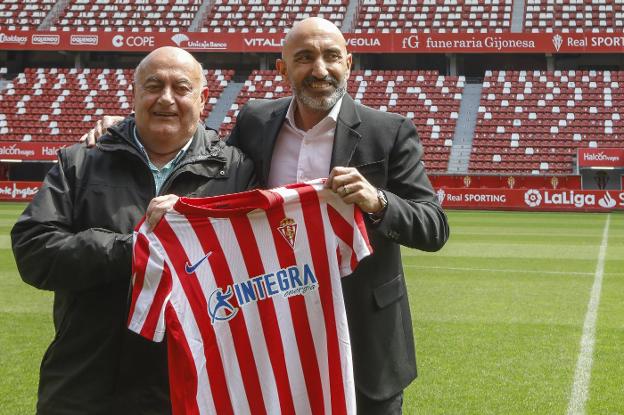 El 'Pitu', con su padre Abelardo, posan sobre el césped de El Molinón con la camiseta rojiblanca durante la presentación.