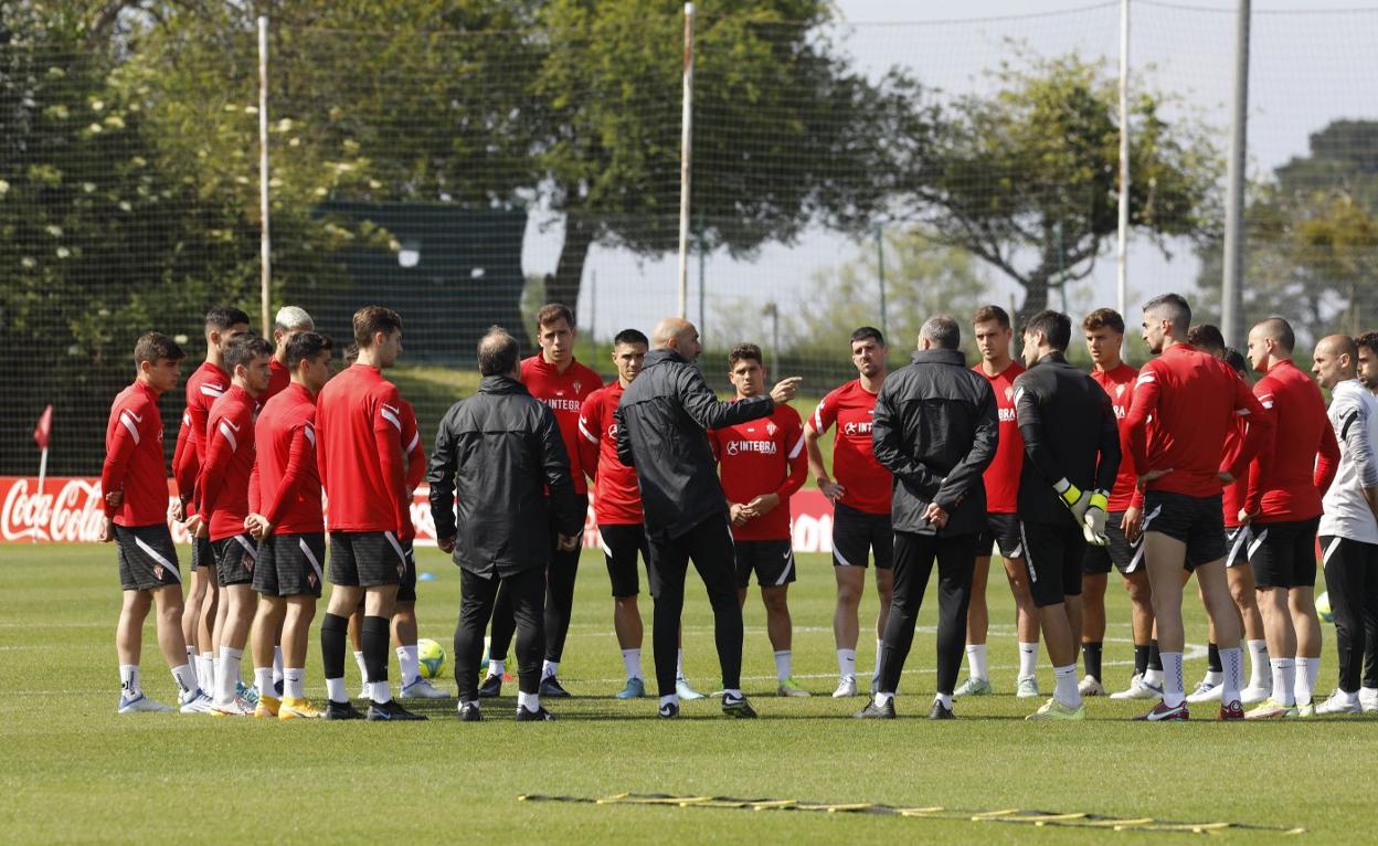 Antes de iniciar el entrenamiento, el técnico se reunió con sus jugadores en el centro del campo.