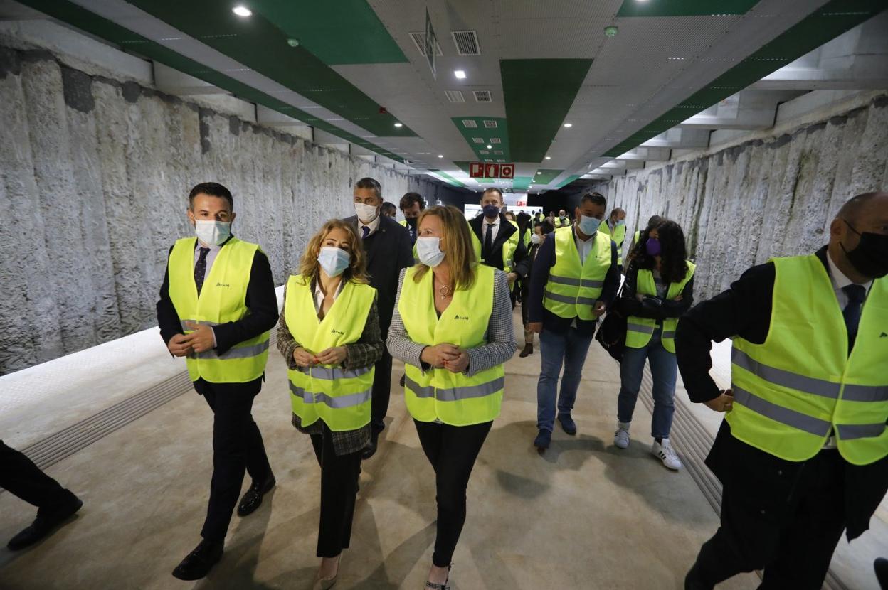 La ministra de Transportes , con la alcaldesa de Langreo, Carmen Arbesú, en el interior de la estación de La Felguera. 