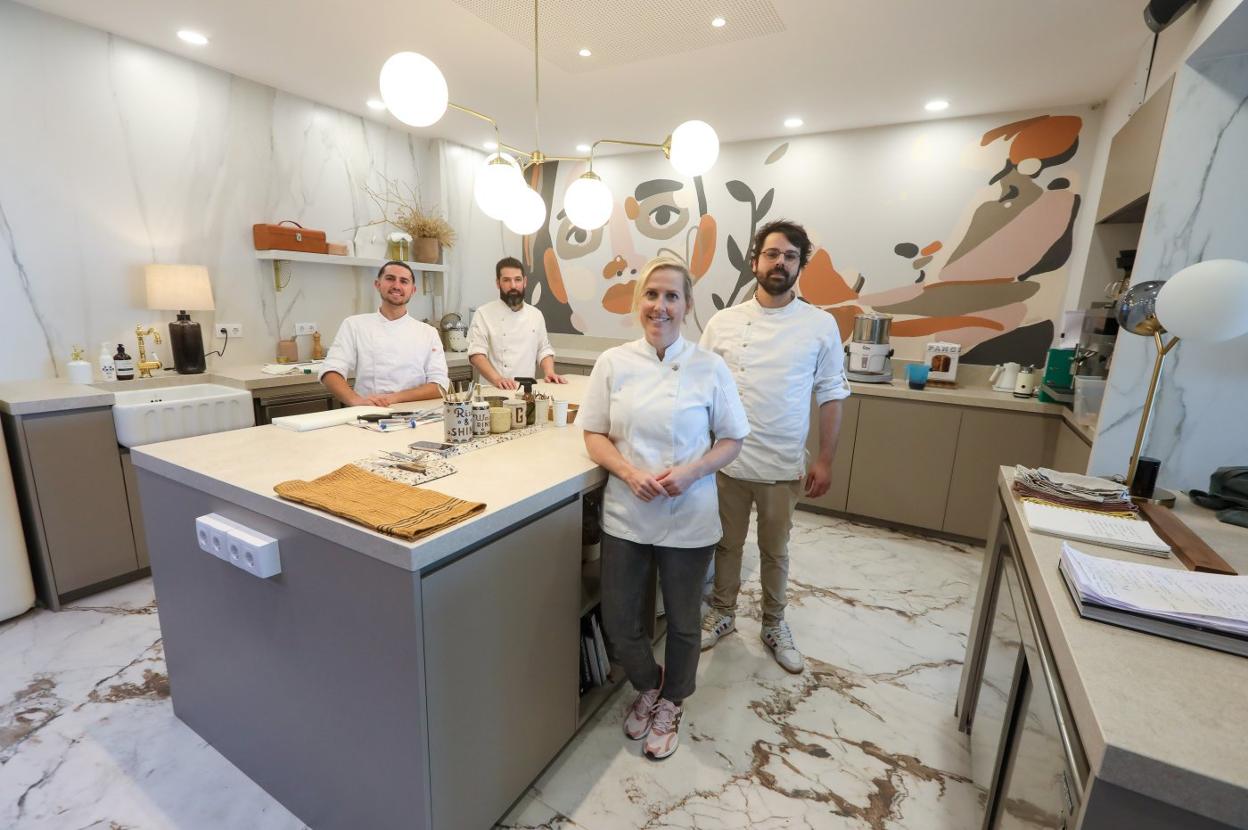 Cristina Arias y Calos Álvarez, con el resto de su equipo en la cocina del establecimiento de Salinas. 