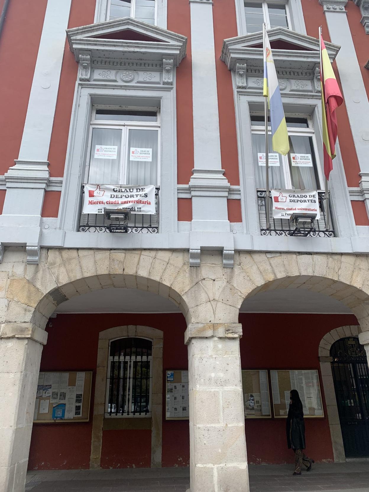 Pancartas que todavía lucen en el Ayuntamiento de Mieres. 