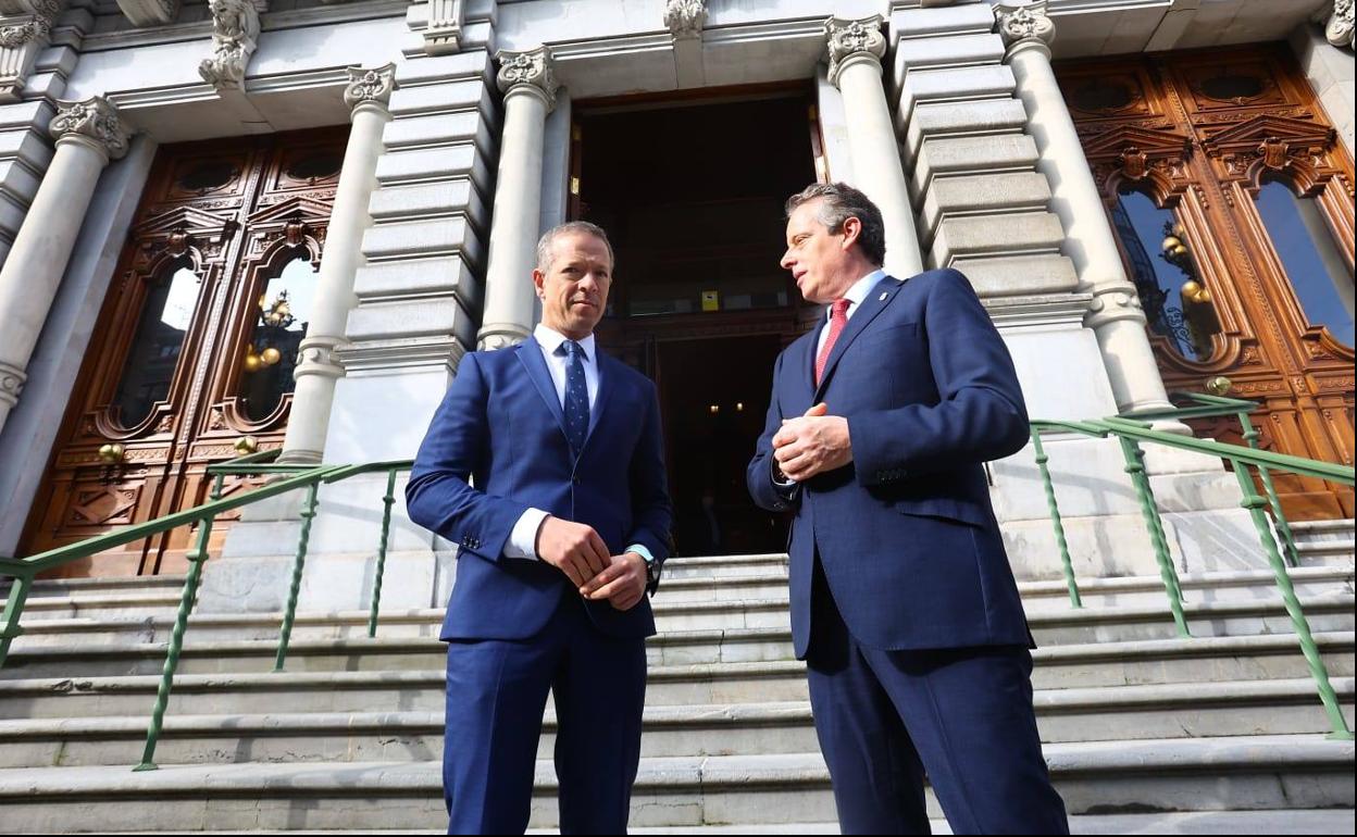 El presidente del Senado, Ander Gil, junto al presidente de la Junta general, Marcelino Marcos.