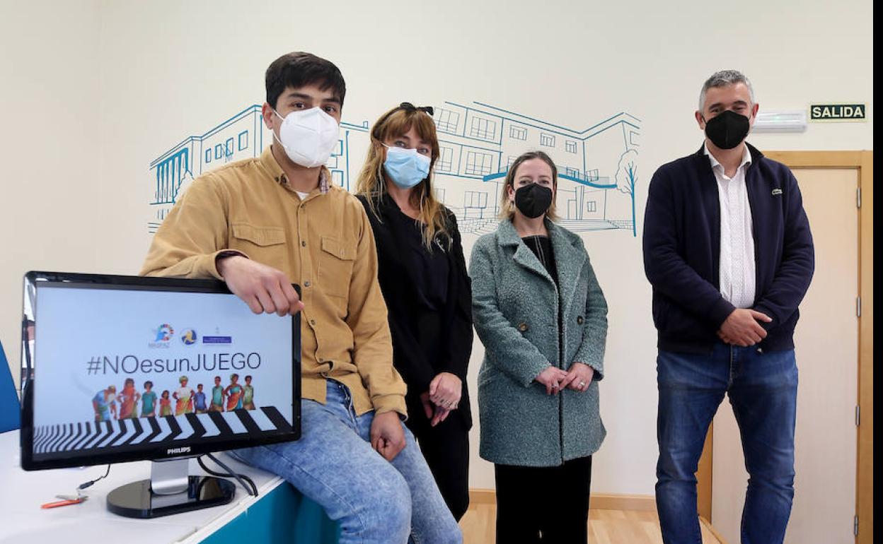 La directora de la Agencia Asturiana de Cooperación al Desarrollo, Beatriz Coto participó en la presentación de una aplicación contra la explotación infantil. 