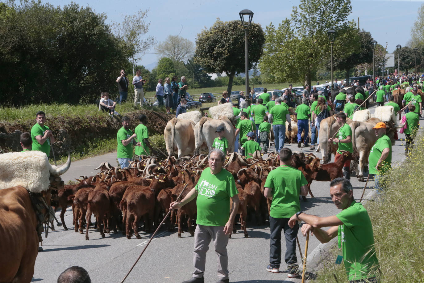 La feria ganadera se vivió este sábado con gran expectación y participación en una edición que devuelve a Llanera su identidad, tras el parón de su tradicional fiesta de San Isidro por la pandemia.