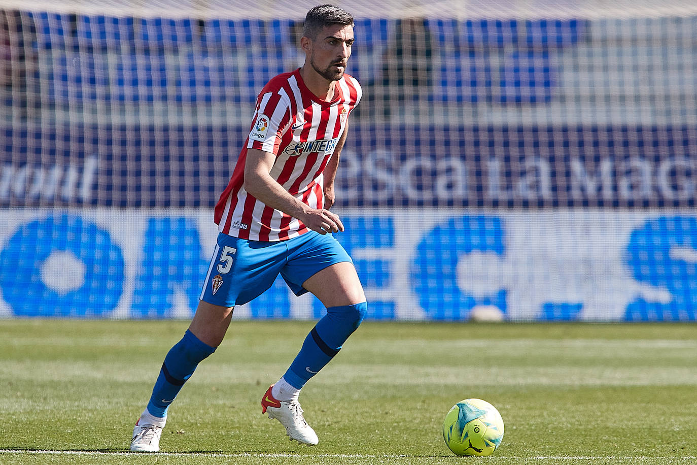 El equipo rojiblanco rescata un punto en el 'debut' de Abelardo, pero se queda a dos puntos de la promoción, tras la victoria de la Real B en Fuenlabrada