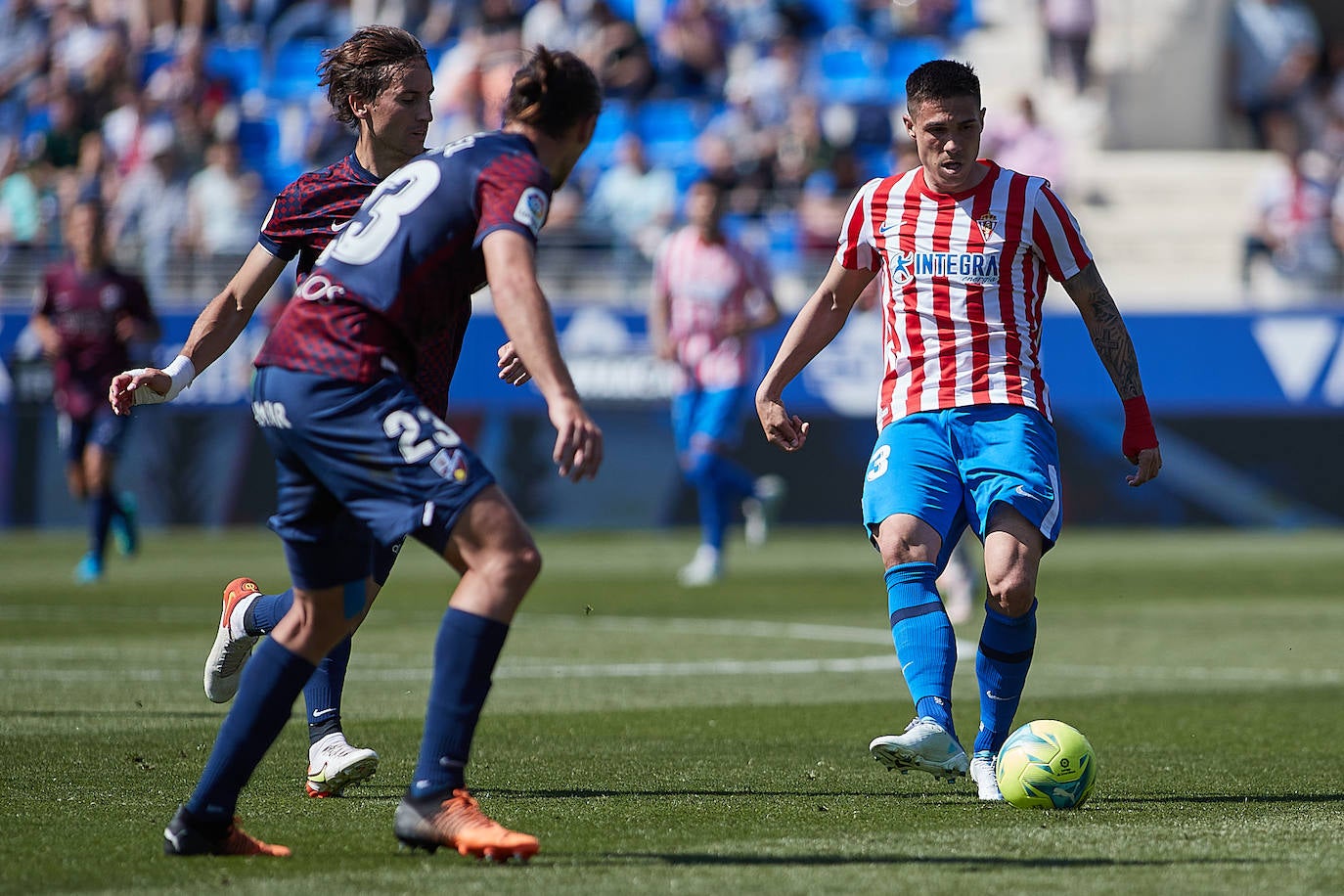 El equipo rojiblanco rescata un punto en el 'debut' de Abelardo, pero se queda a dos puntos de la promoción, tras la victoria de la Real B en Fuenlabrada