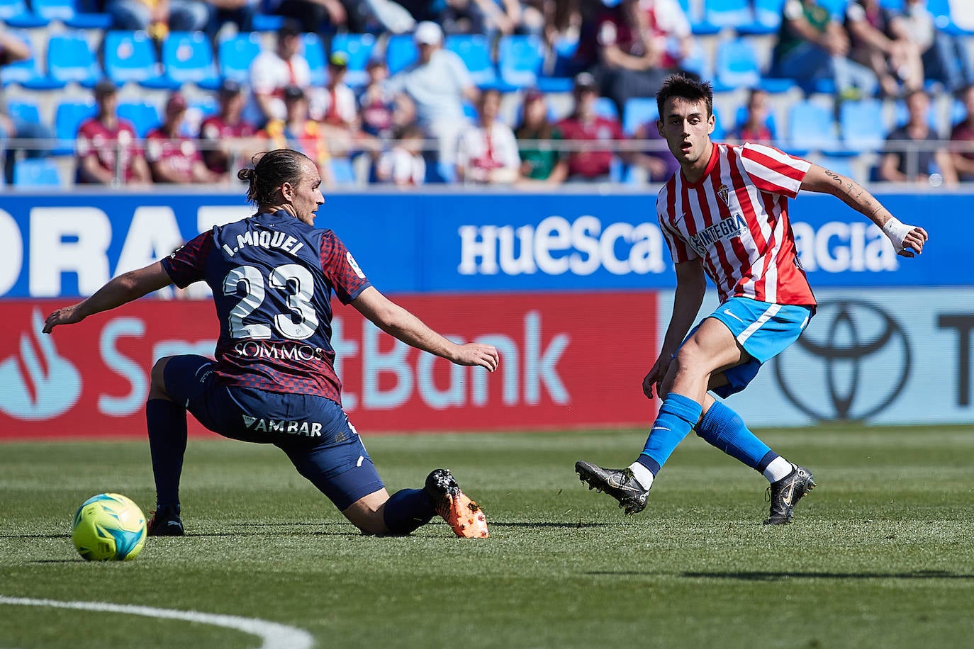 El equipo rojiblanco rescata un punto en el 'debut' de Abelardo, pero se queda a dos puntos de la promoción, tras la victoria de la Real B en Fuenlabrada