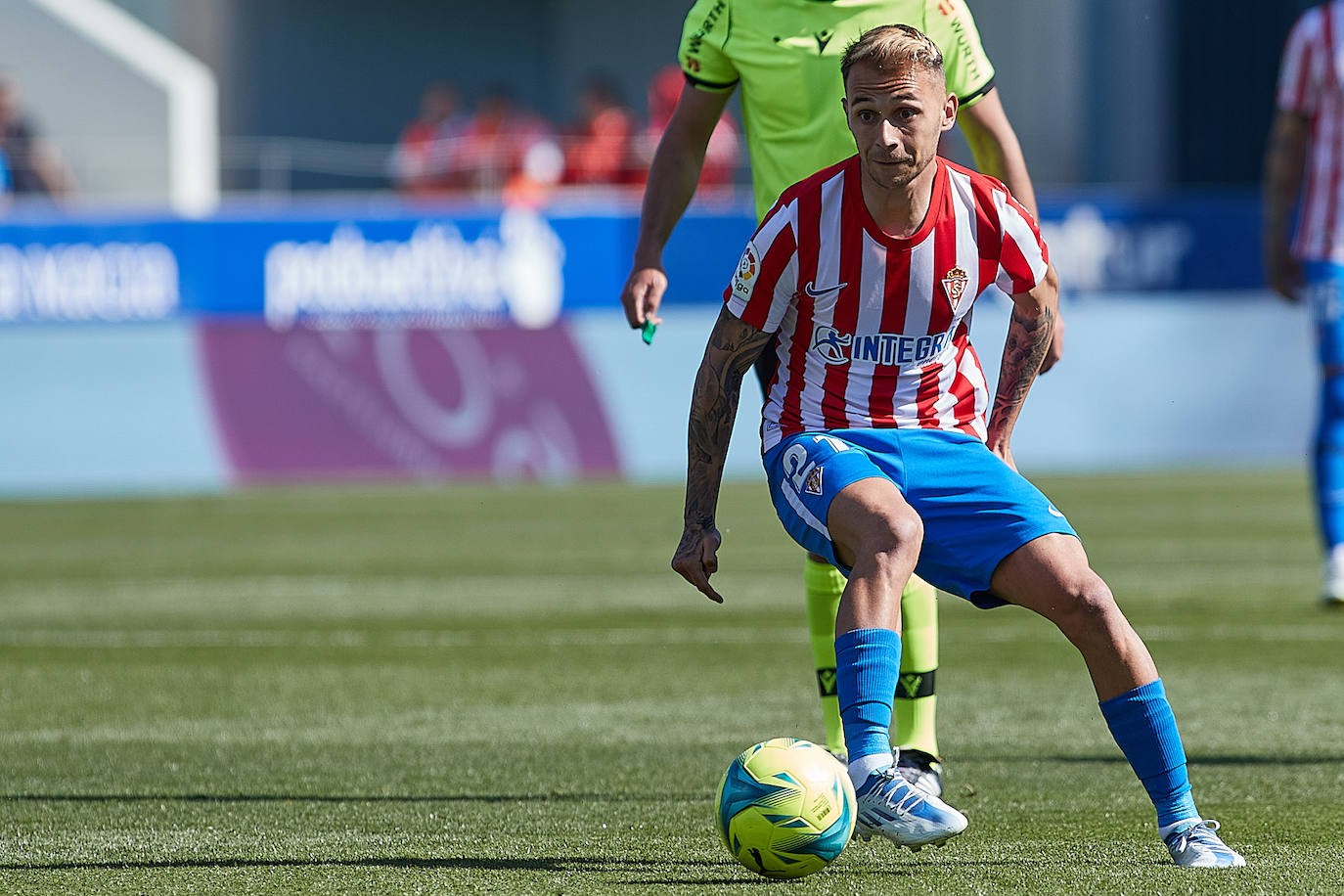 El equipo rojiblanco rescata un punto en el 'debut' de Abelardo, pero se queda a dos puntos de la promoción, tras la victoria de la Real B en Fuenlabrada