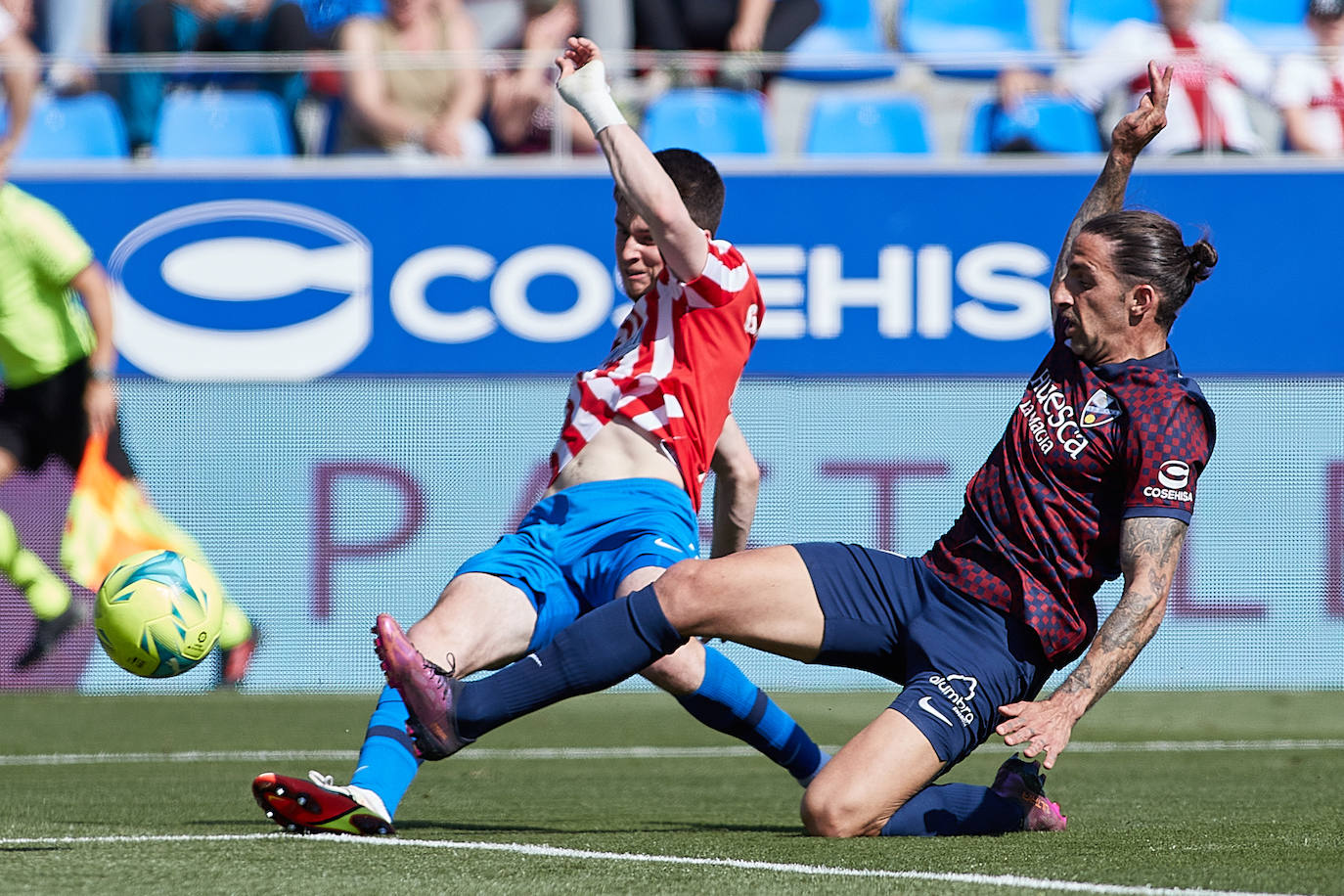 El equipo rojiblanco rescata un punto en el 'debut' de Abelardo, pero se queda a dos puntos de la promoción, tras la victoria de la Real B en Fuenlabrada