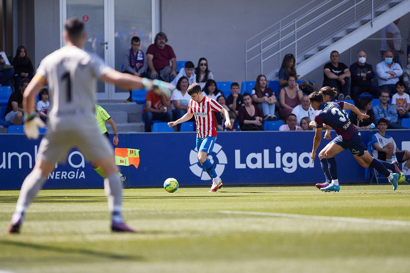 El equipo rojiblanco rescata un punto en el 'debut' de Abelardo, pero se queda a dos puntos de la promoción, tras la victoria de la Real B en Fuenlabrada