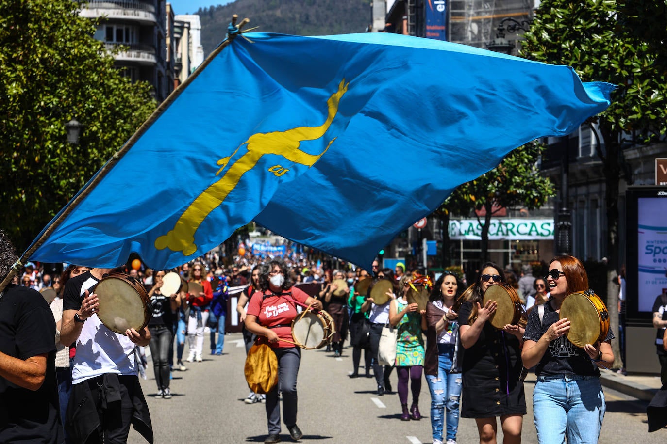 Más de dos mil personas claman por la oficialidad en Oviedo. Los partidos políticos presentes se dividieron entre aquellos que creen que habrá que esperar a la próxima legislatura y los que defienden que aún se está a tiempo