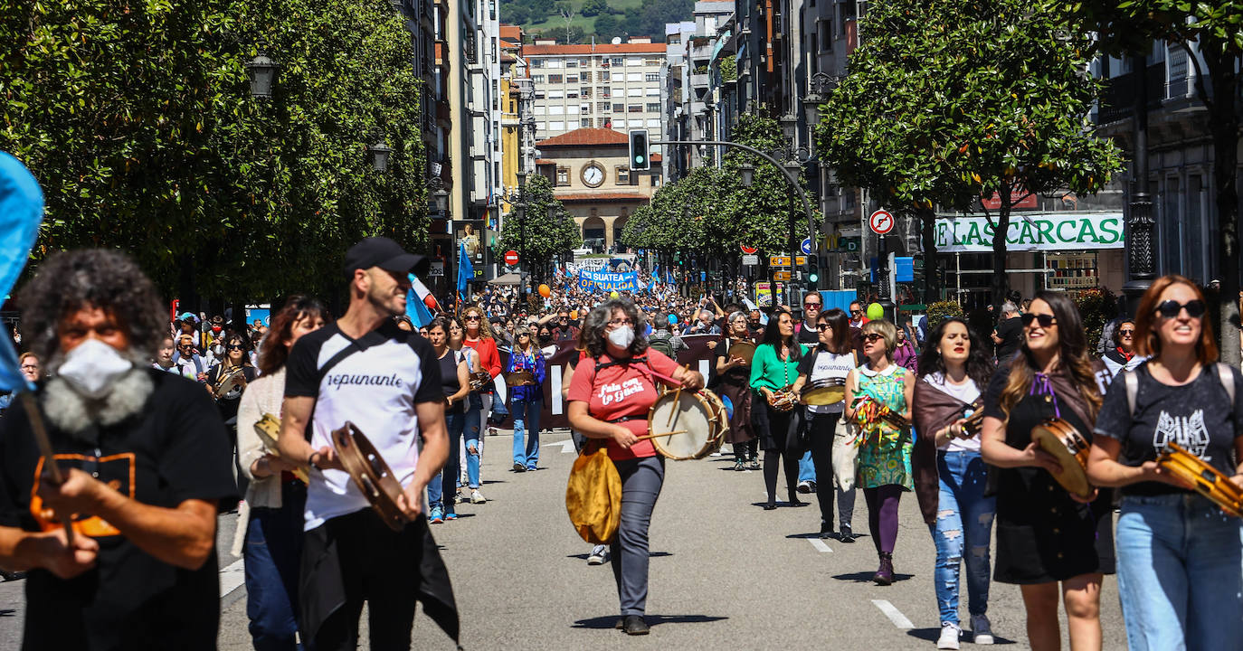 Más de dos mil personas claman por la oficialidad en Oviedo. Los partidos políticos presentes se dividieron entre aquellos que creen que habrá que esperar a la próxima legislatura y los que defienden que aún se está a tiempo