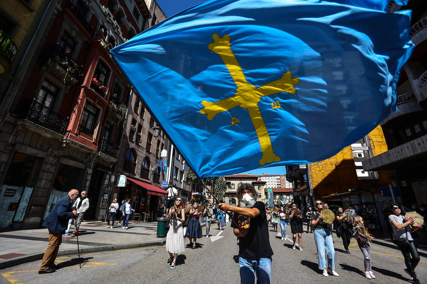 Más de dos mil personas claman por la oficialidad en Oviedo. Los partidos políticos presentes se dividieron entre aquellos que creen que habrá que esperar a la próxima legislatura y los que defienden que aún se está a tiempo