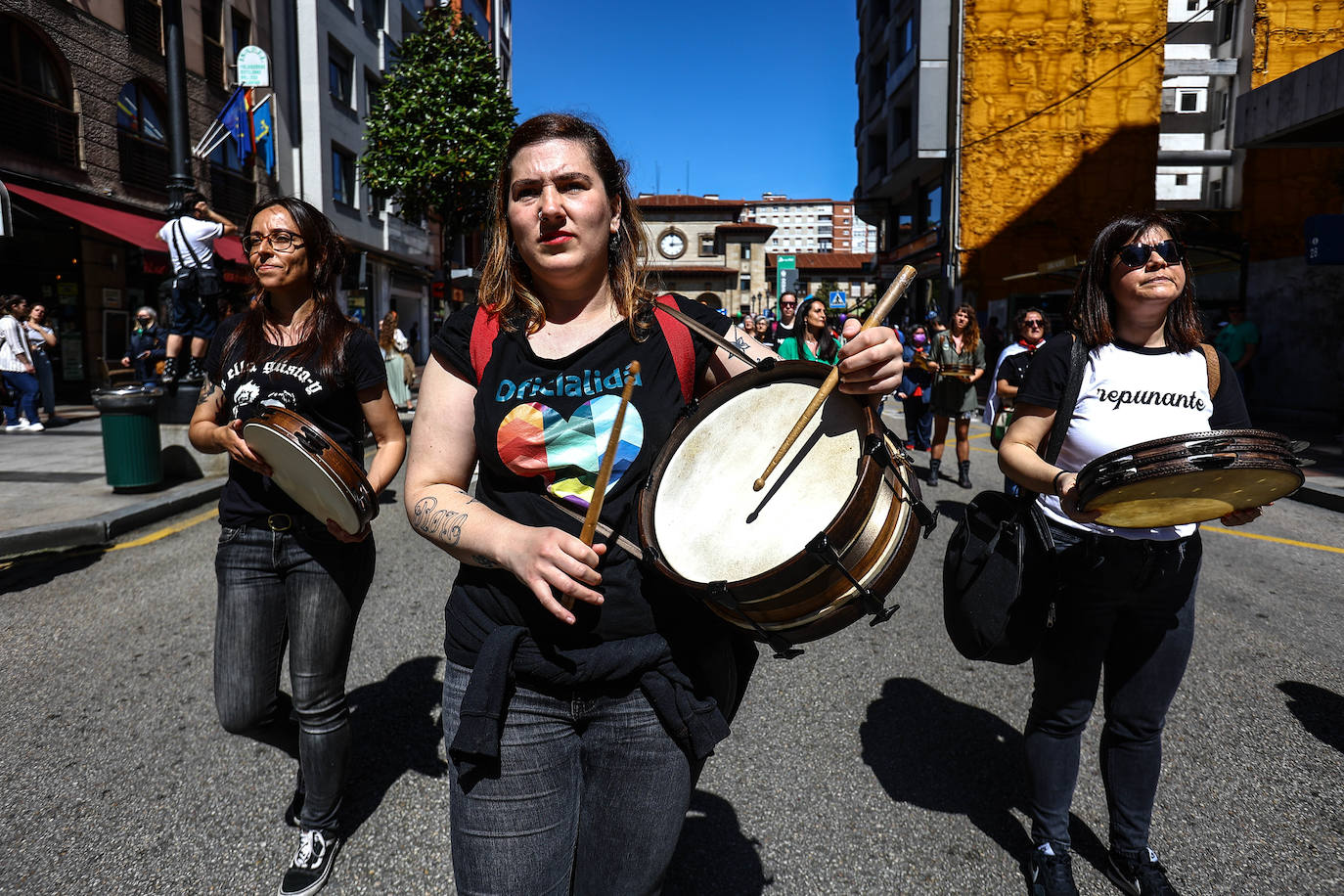 Más de dos mil personas claman por la oficialidad en Oviedo. Los partidos políticos presentes se dividieron entre aquellos que creen que habrá que esperar a la próxima legislatura y los que defienden que aún se está a tiempo