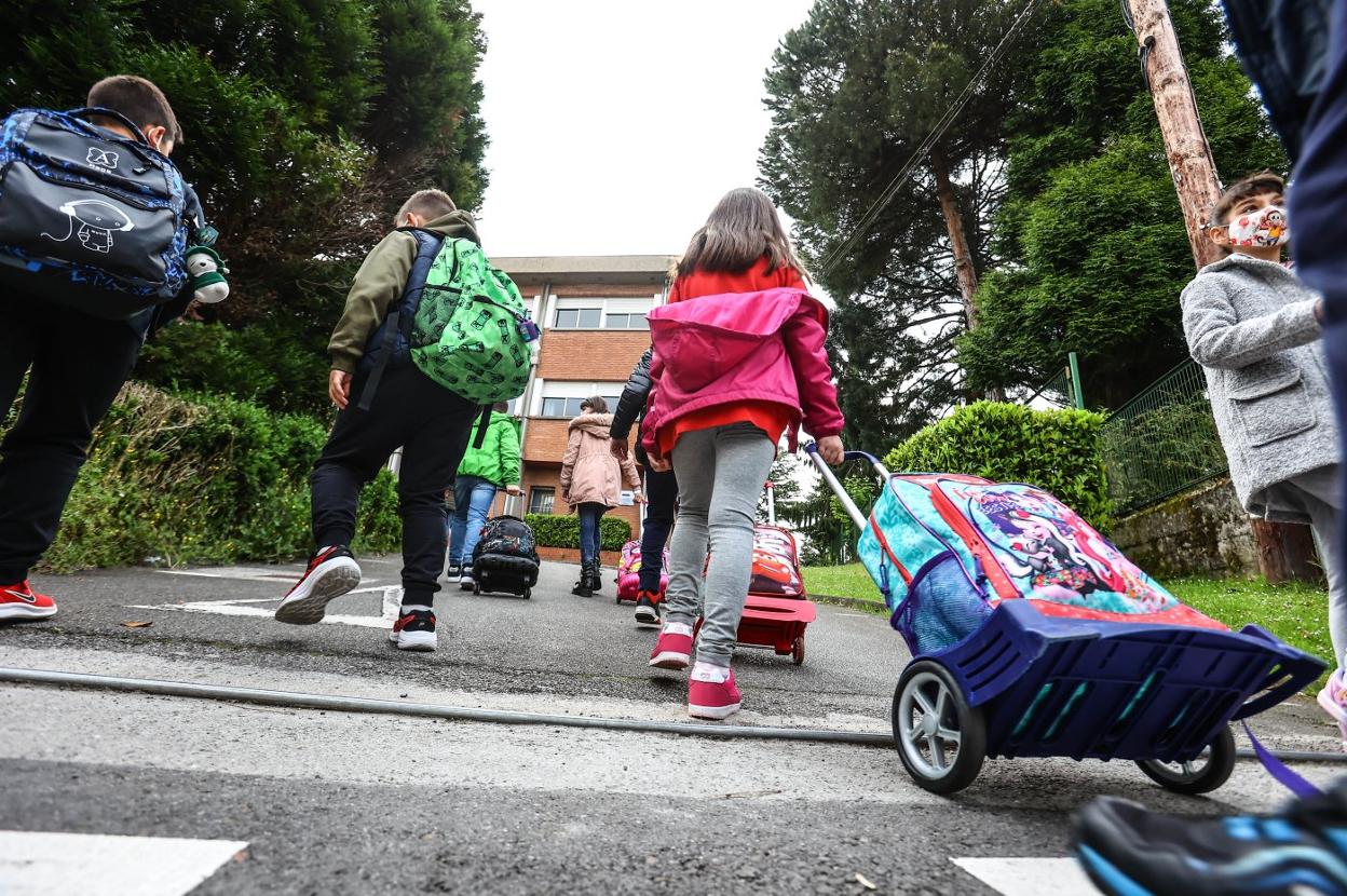 Varios alumnos de Primaria, ayer, entrando a su colegio. 