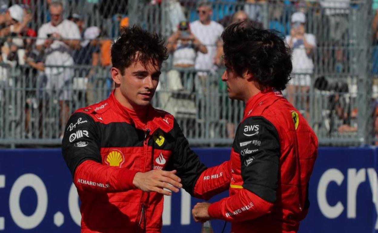 Charles Leclerc (i) y Carlos Sainz celebra su primer y segundo puesto en la parrilla en Miami. 