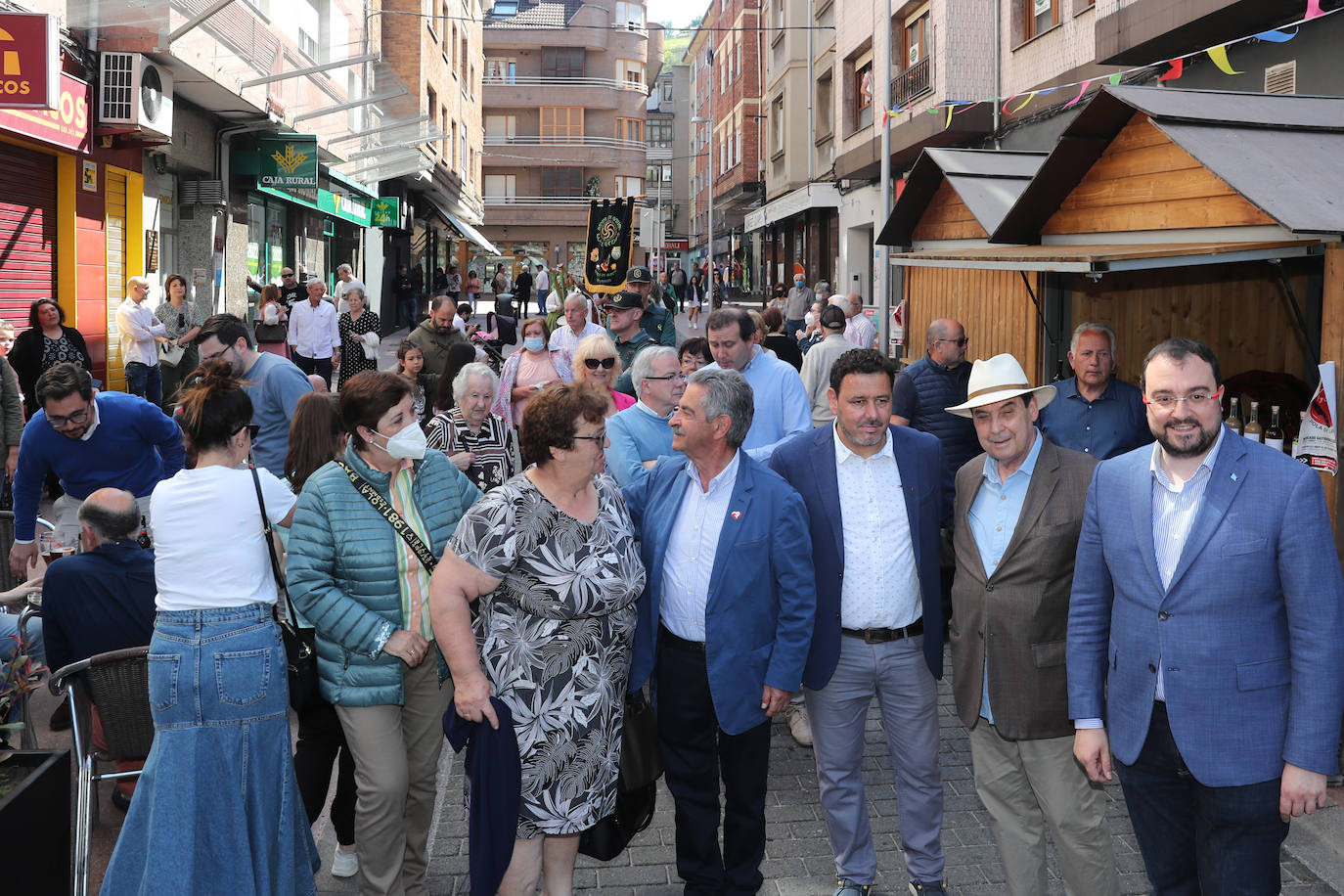 El presidente asturiano ejerce de anfitrión de su homólogo cántabro, quien avanza que una Denominación de Origen de la anchoa del Cantábrico «está próxima».