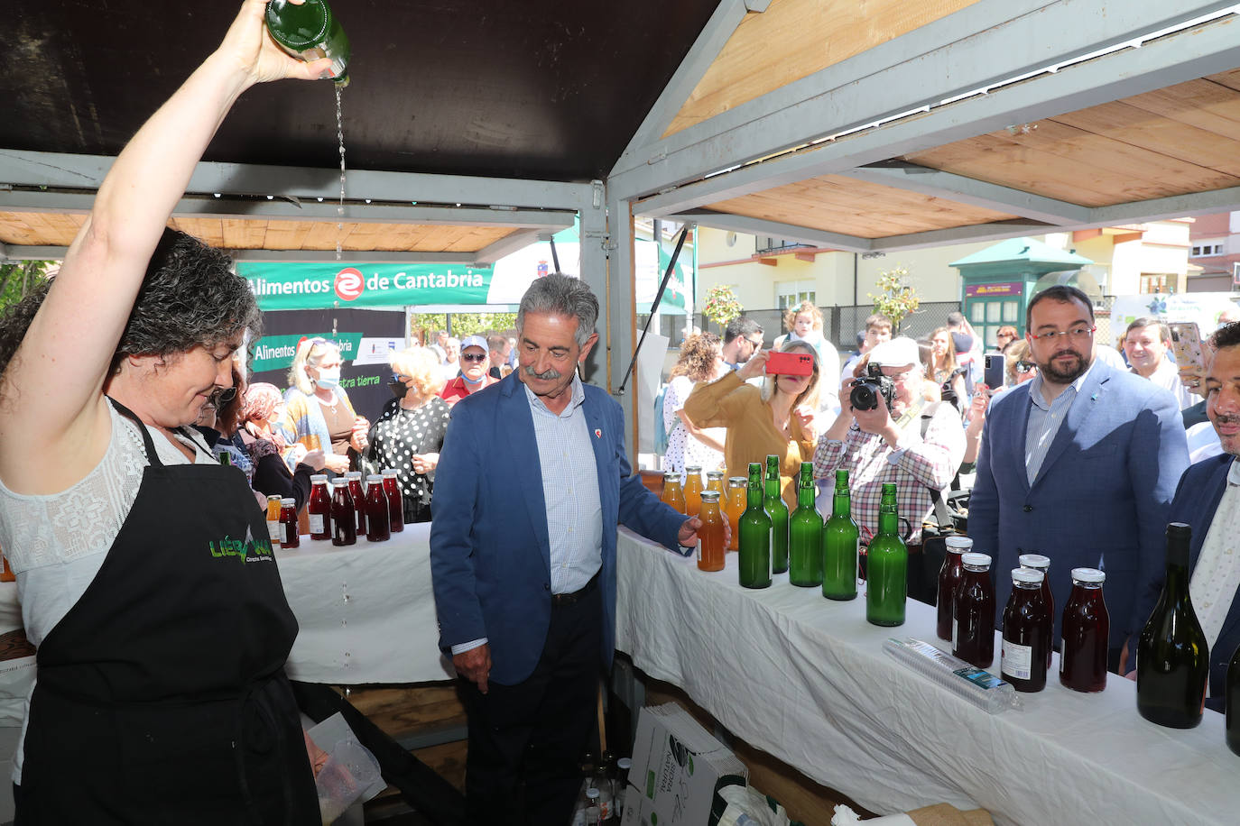 El presidente asturiano ejerce de anfitrión de su homólogo cántabro, quien avanza que una Denominación de Origen de la anchoa del Cantábrico «está próxima».