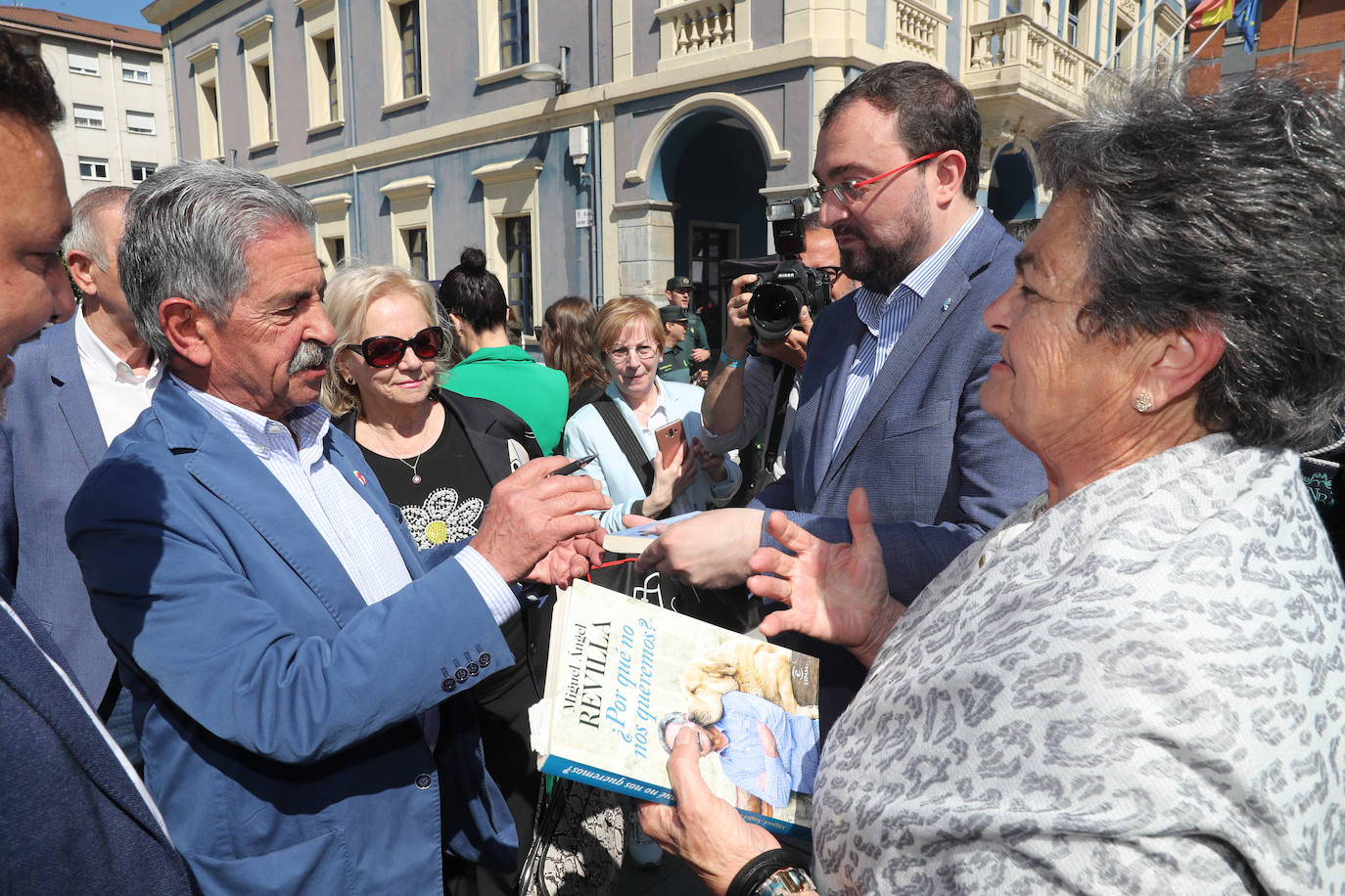 El presidente asturiano ejerce de anfitrión de su homólogo cántabro, quien avanza que una Denominación de Origen de la anchoa del Cantábrico «está próxima».