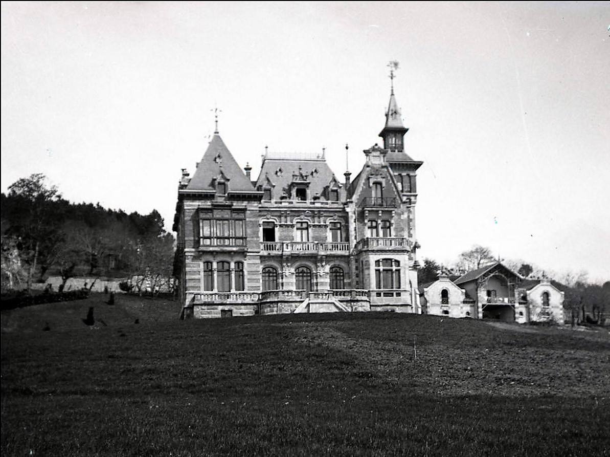 La primera imagen que se conoce de la quinta Bauer en tiempos de Fernando Bauer, con el mirador original de la izquierda —ya perdido—y las caballerizas detrás. El jardín es de tipo pelouse ideado por Florencio Valdés. Fecha: ca. 1905. 