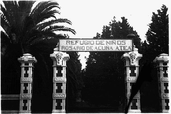 Entrada de La Concepción con el cartel de cuando fue empleado por ATEA de la UGT como refugio de niños huérfanos Rosario Acuña durante la Guerra Civil. La mayoría de esos niños fueron los que emigraron a la URSS bajo el sobrenombre de «niños de la guerra». Fecha: enero de 1937. 