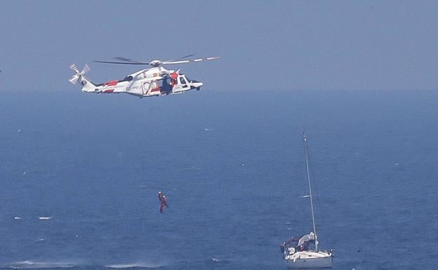 Galería. Así fue el rescate de dos veleros en Gijón.