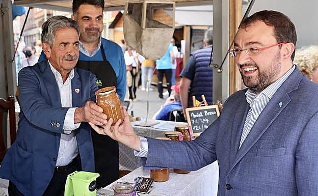 Miguel Ángel Revilla y Adrián Barbón, hoy durante su visita en Laviana. 