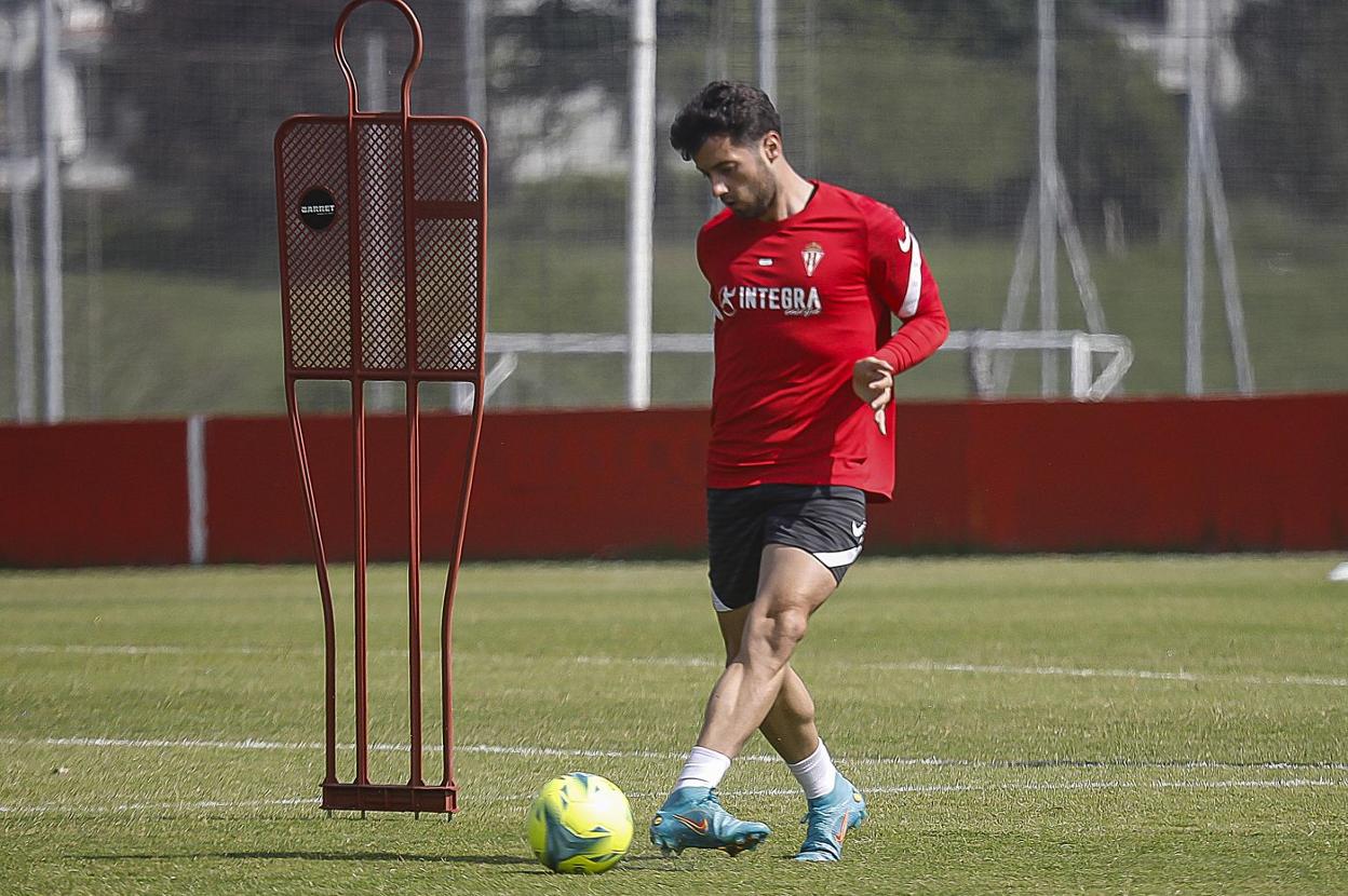 Jony golpea el balón durante la última sesión. 