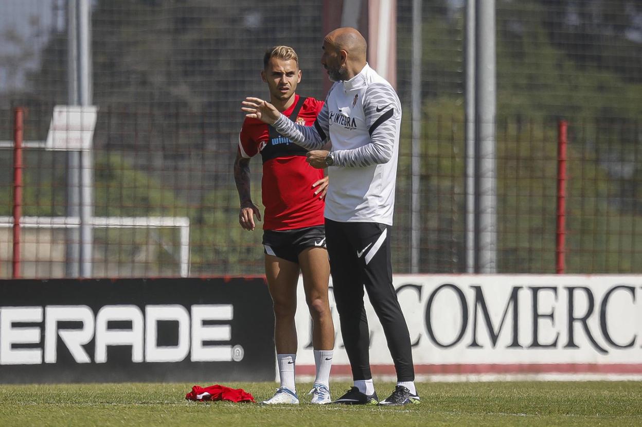 Abelardo dialoga con Villalba durante la parte inicial del último entrenamiento en Mareo. 