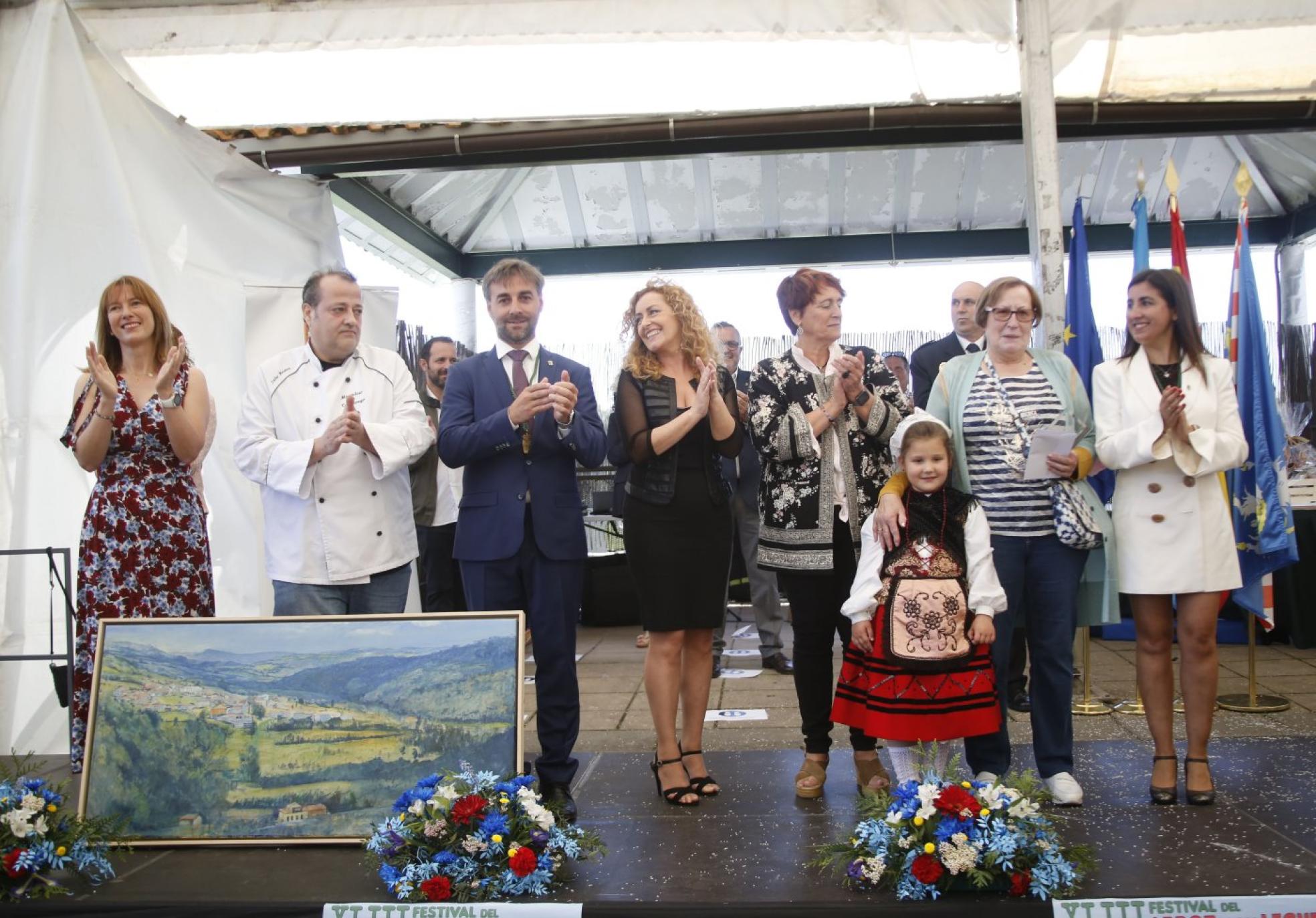 Ana Cárcaba, Isidro Martínez, Gerardo Fabián, Mina Longo, Esther Fraile, Charo Escandón y Arabela García , junto a la pequeña 'xuanina' Alba Rodríguez, tras la entrega de premios. FOTOS: PALOMA UCHASantaolaya se llenó de personas que disfrutaron del día de sol. 