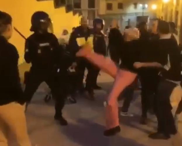 Detenciones durante un enfrentamiento con agentes de la Policía en El Antiguo