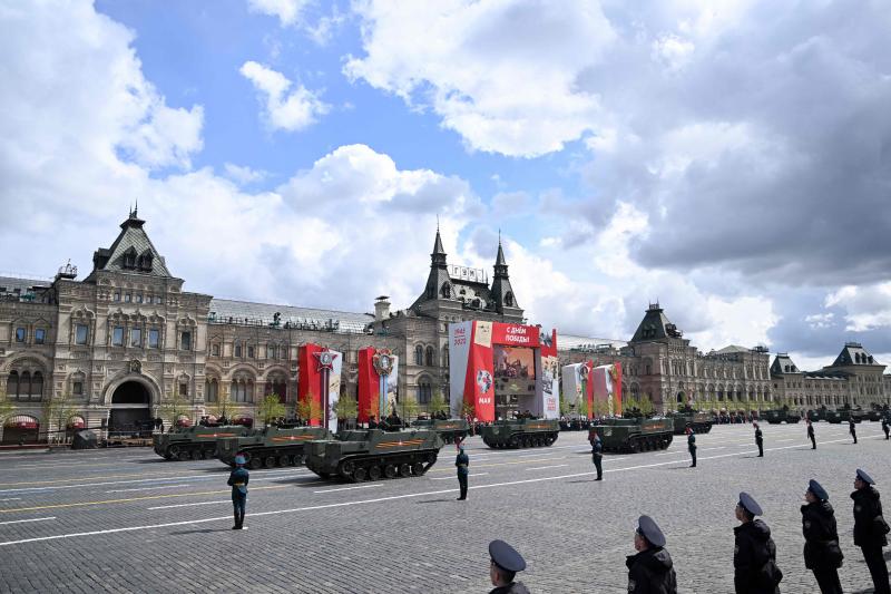 Varios vehículos acorazados, durante el desfile del Día de la Victoria