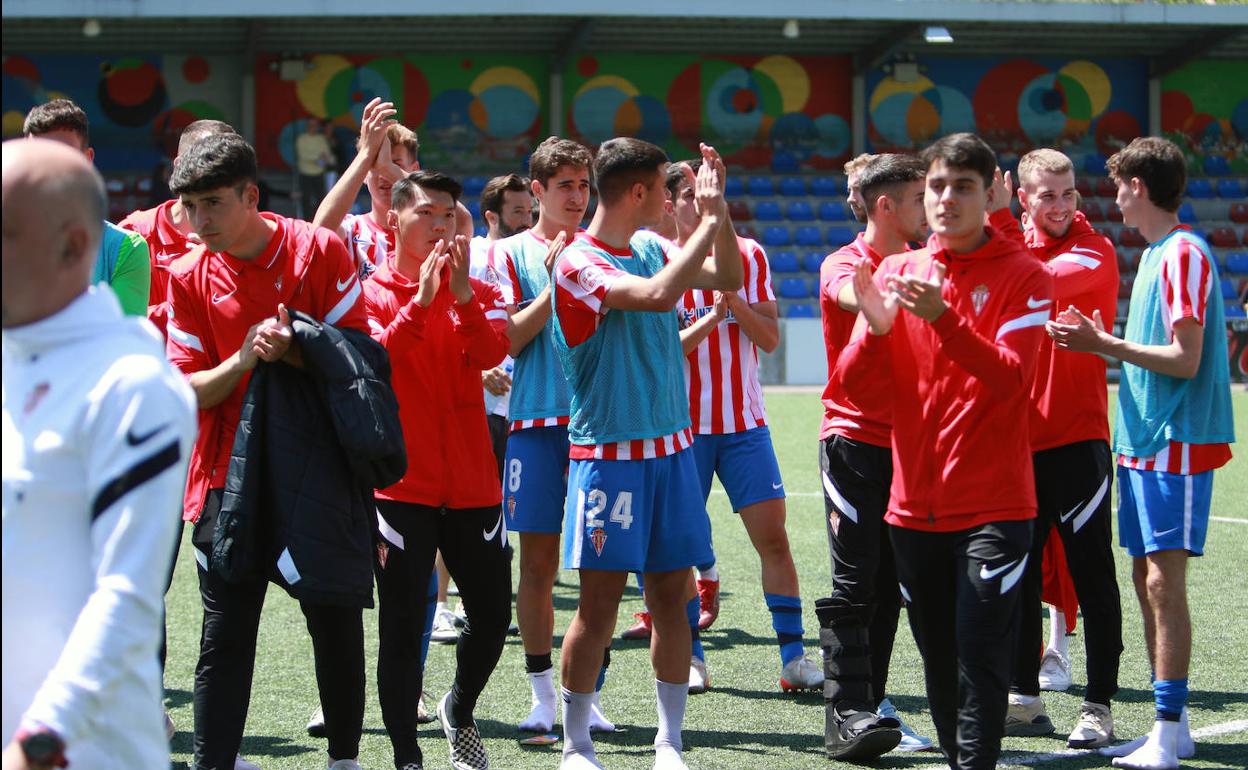 Los jugadores del filial rojiblanco celebran la victoria ante el Caudal. 