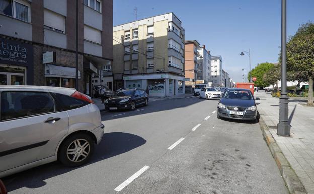 ¿Es legal esperar de pie para guardar una plaza de aparcamiento? 