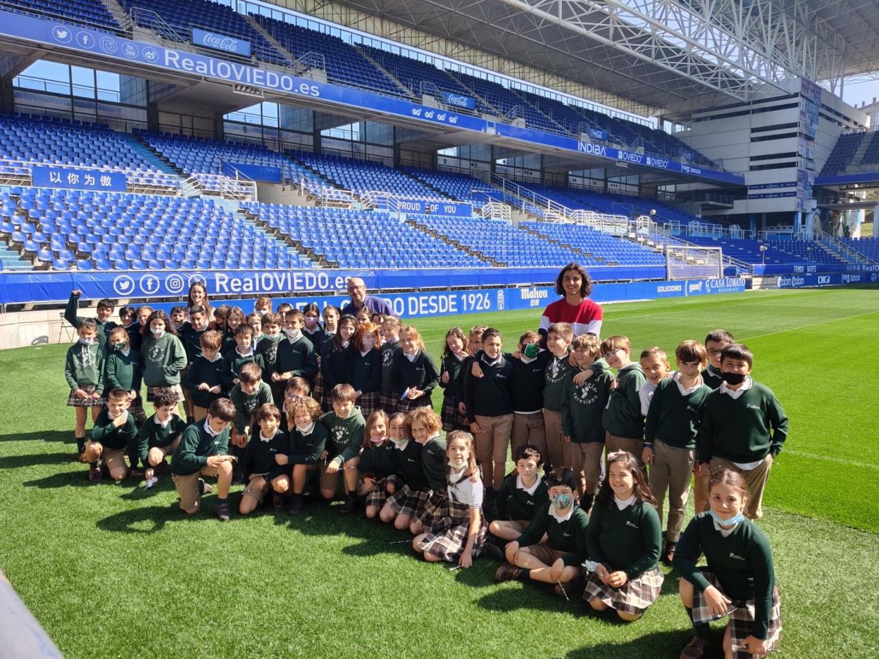 Los alumnos del colegio Santa Teresa, sobre el césped del Tartiere. 