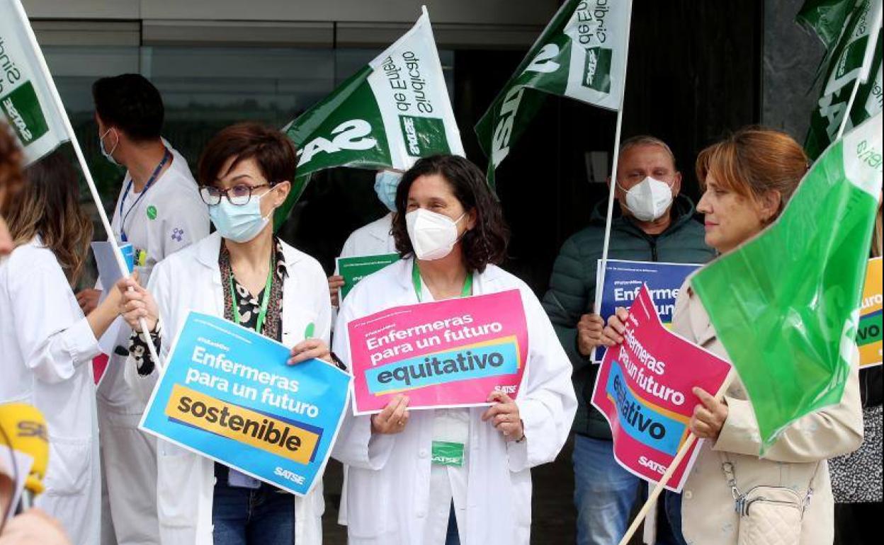 Profesionales de Enfermería, este jueves, en la concentración frente al HUCA