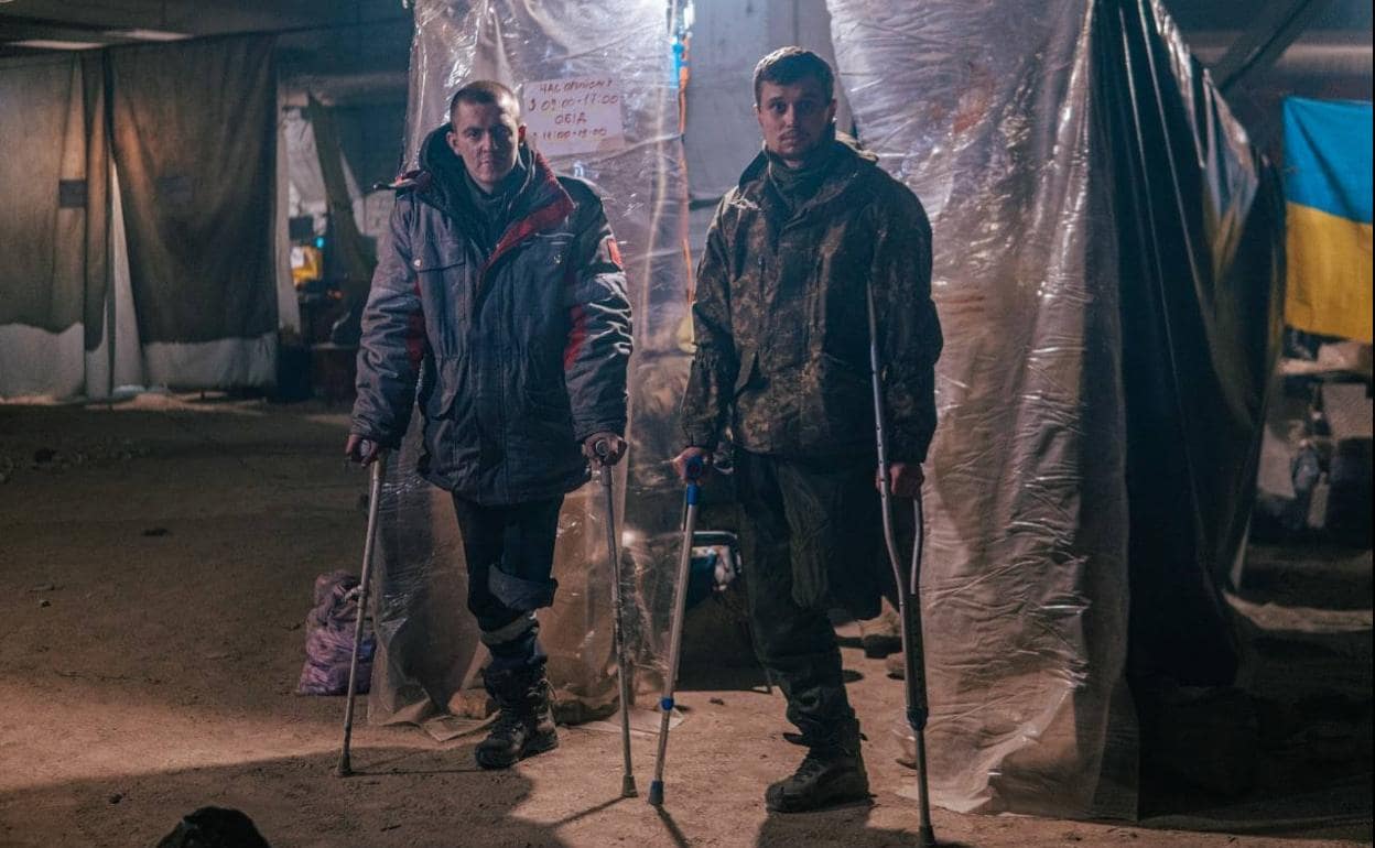 Dos soldados con amputaciones, en el hospital improvisado en los túneles de Azovstal.
