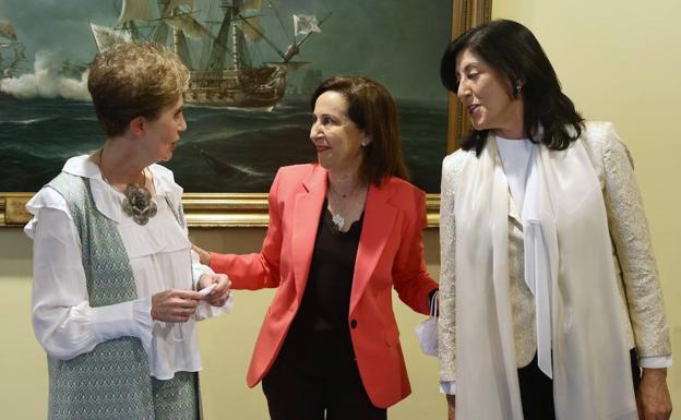 La exdirectora del Centro Nacional de Inteligencia (CNI), Paz Esteban; la ministra de Defensa, Margarita Robles; y la nueva directora del CNI, Esperanza Casteleiro, posan en el acto de jura de su nuevo cargo en la sede del Ministerio,