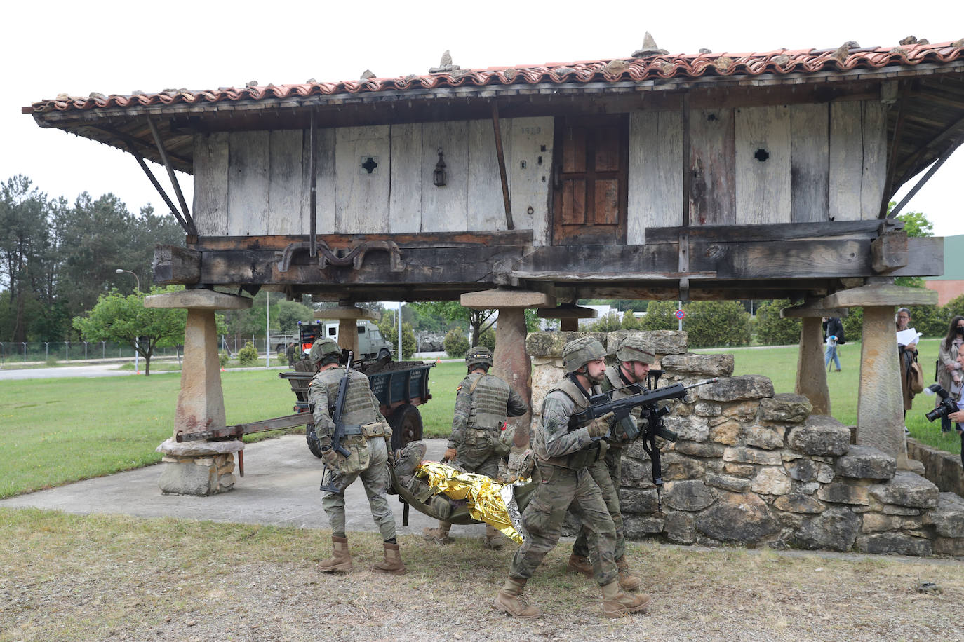 La ministra de Defensa ha mantenido un encuentro con personal destacado del Regimiento 'Príncipe número 3' y ha presenciado un simulacro sobre primeros auxilios en zona de combate. También se incluyó la interpretación del Himno Nacional a cargo de la Banda de Guerra y una exhibición del vuelo de 'Xana', un águila harris que se ha convertido en la mascota del acuartelamiento. 